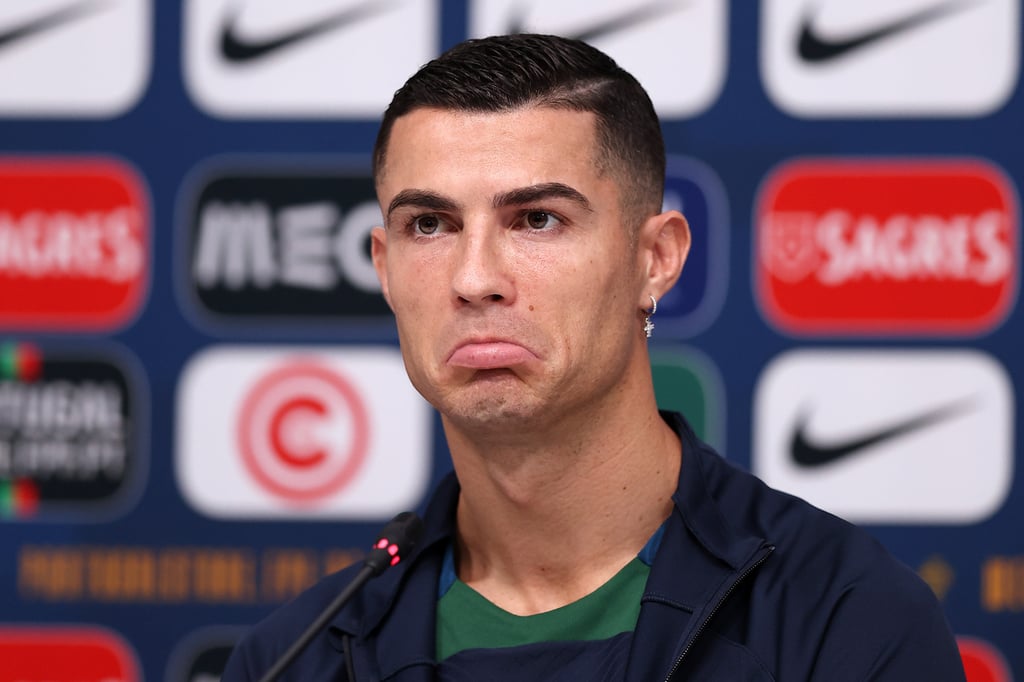 Ronaldo reagisce con una smorfia ad una domanda durante una conferenza