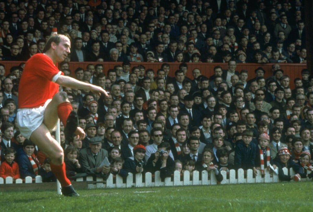 Bobby Charlton tira un calcio d'angolo