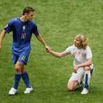 Francesco Totti aiuta Pavel Nedved a rialzarsi