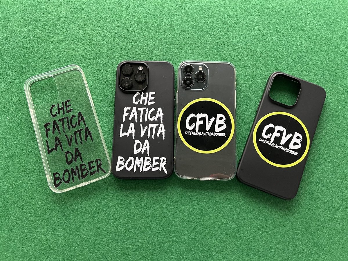 4 modelli di cover per Iphone brandizzati Che Fatica la Vita da Bomber su sfondo verde