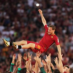 Francesco Totti festeggiato dai compagni a fine carriera