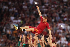 Francesco Totti festeggiato dai compagni a fine carriera
