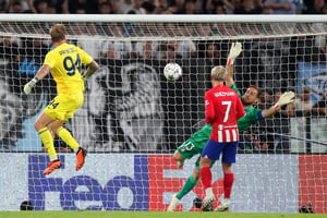 Il portiere Ivan Provedel segna il gol decisivo contro l'Atlético Madrid