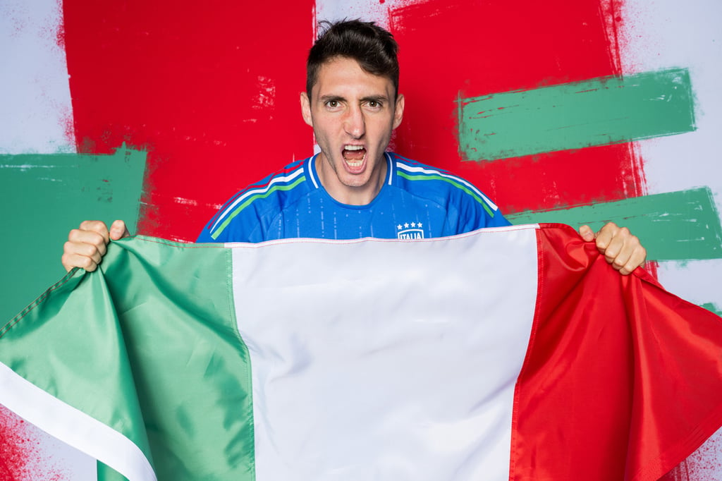 Andrea Cambiaso esulta con la bandiera dell'Italia per Euro 2024