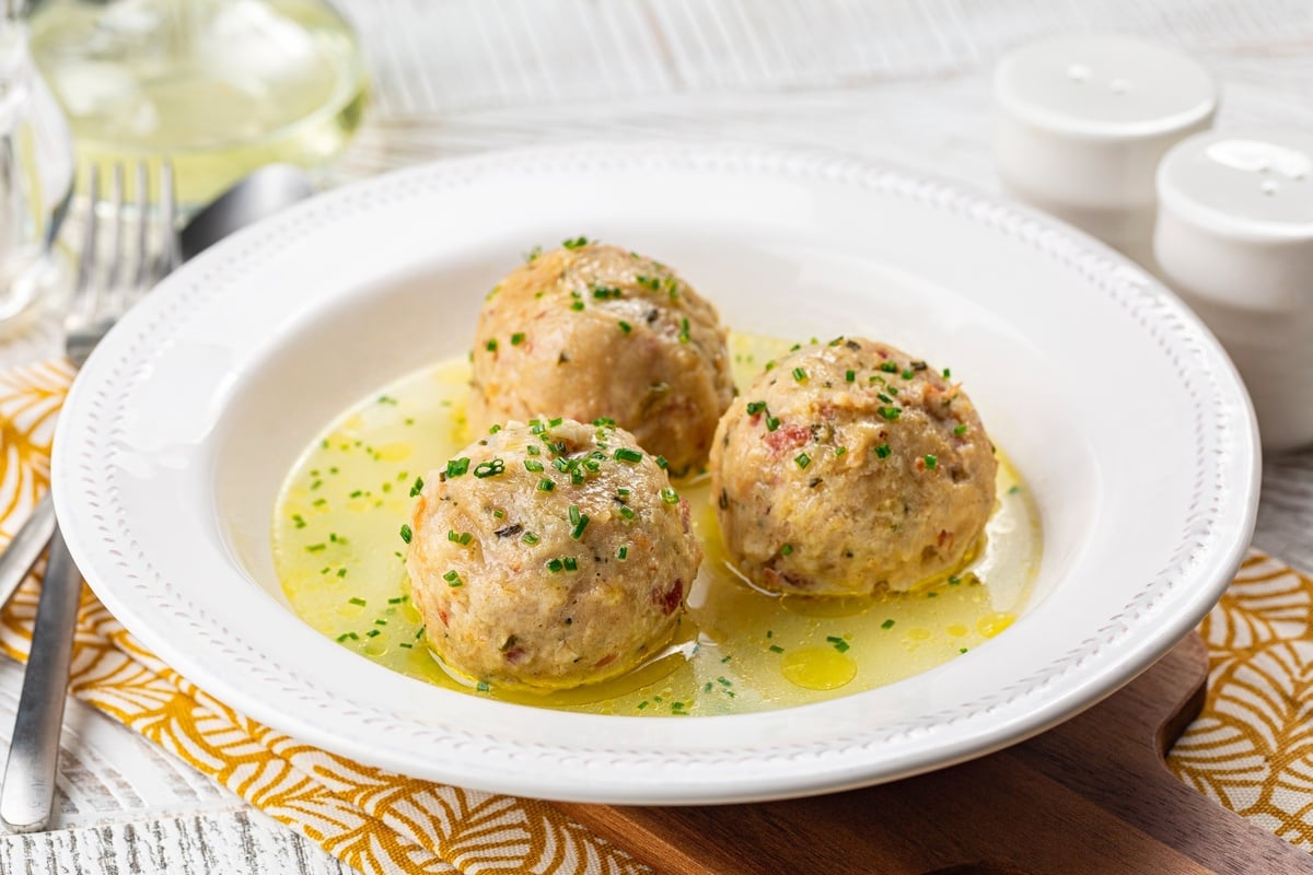 Canederli allo speck in brodo: la ricetta tradizionale e l’abbinamento con il Franciacorta Brut