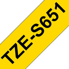 Fita laminada super adesiva. Texto preto sobre fundo amarelo. Largura: 24 mm. Comprimento: 8 m - Brother TZeS651