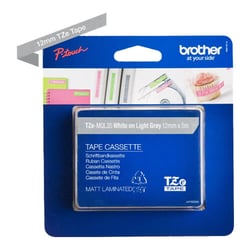 Fita Laminada mate branco sobre cinzento claro. Largura: 12 mm Comprimento: 5 m - Brother TZe-MQL35