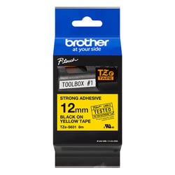Fita laminada super adesiva. Texto preto sobre fundo amarelo. Largura: 12 mm. Comprimento: 8 m - Brother TZe-S631