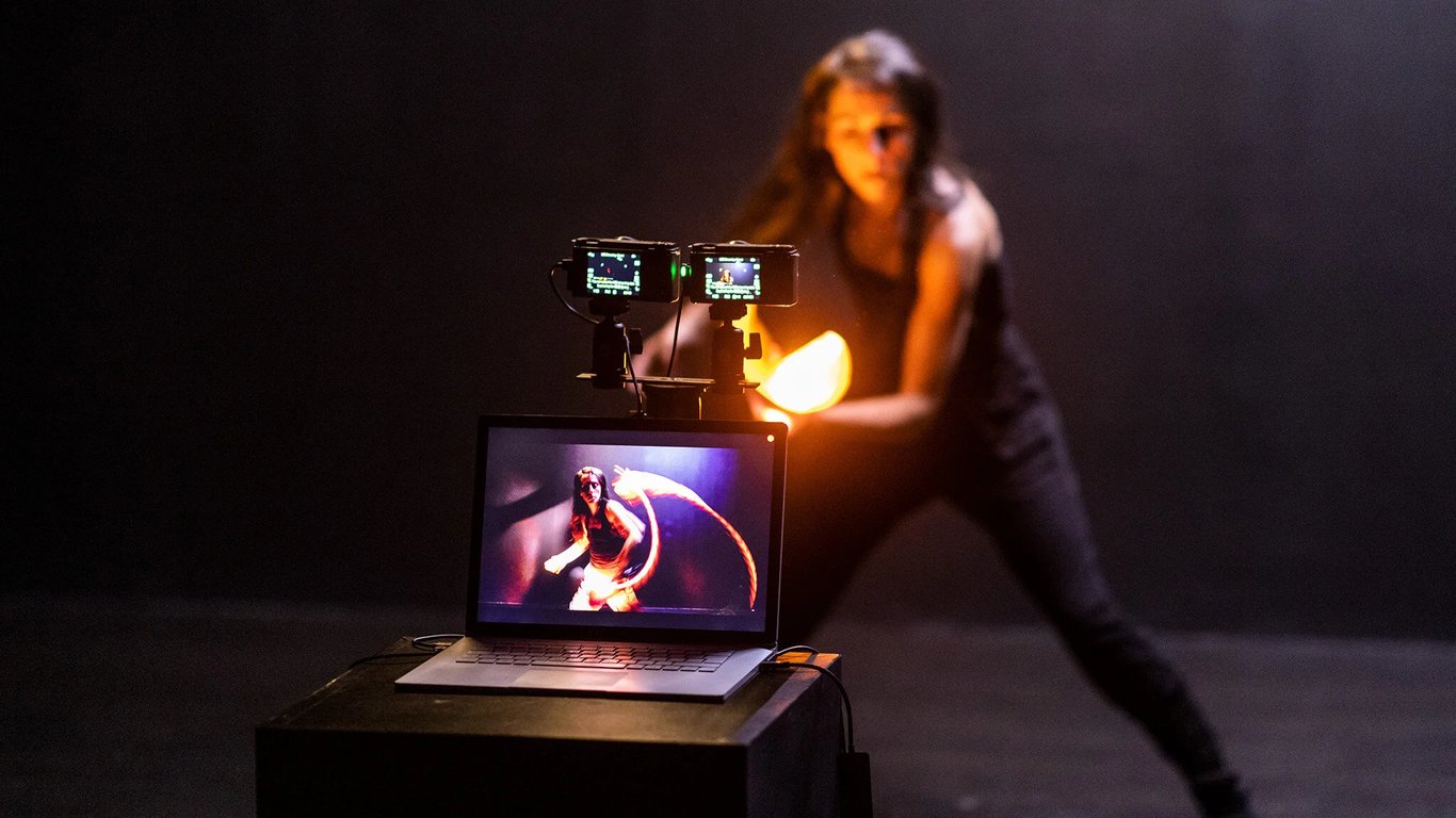 Testing six Sony a6400 cameras for multi-camera bullet time: light-painting & trigger synchronization