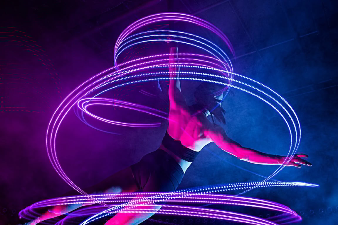 Mélange d'aérien, de light-painting, de stroboscopes et de bullet-time multi-caméras