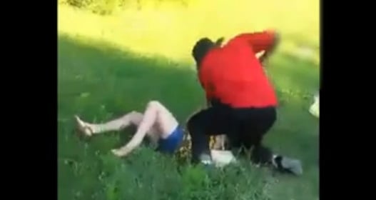 [VIDEO] Woman is beaten in broad daylight in front of her 2-year-old son and bystanders, no one offers any help