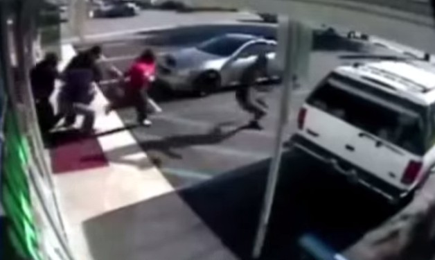 [VIDEO] Criminals Tend To Run Away Quickly When People Shoot Back