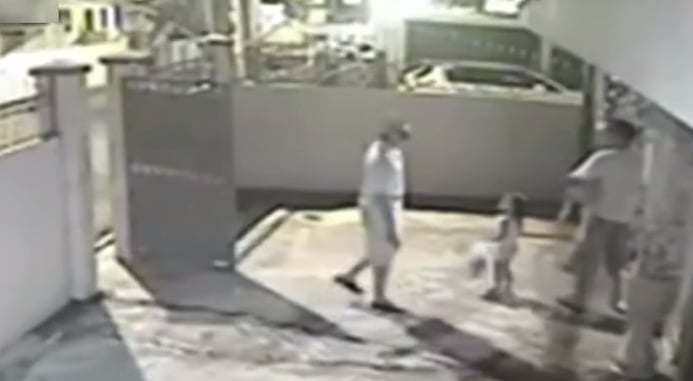 [VIDEO] Man Takes Off Running When Confronted By Armed Robbers And Leaves His Young Daughter Behind