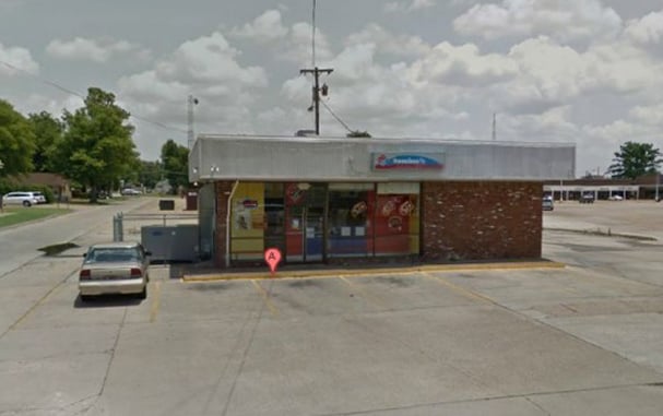 Armed Dominos Manager Sends Three Armed Thugs Running