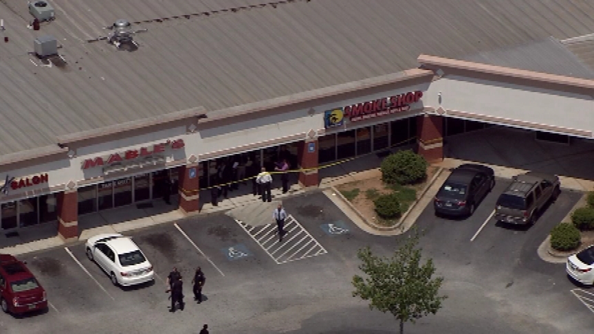 Quick Thinking Store Employee Shoots And Kills Robber After Having Shotgun To His Own Head