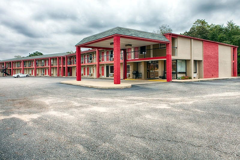 Maintenance Worker Plucks Pistol From Hotel Room — Take It With You!