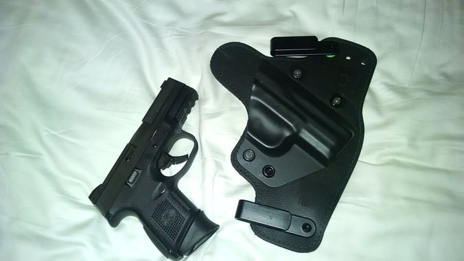 #DIGTHERIG – Zachary and his FNS-9c in an Alien Gear Cloak Tuck 3.0