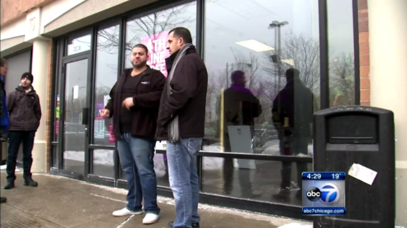 Armed T-Mobile Employee Defends Entire Store Against Armed Robbers In Chicago