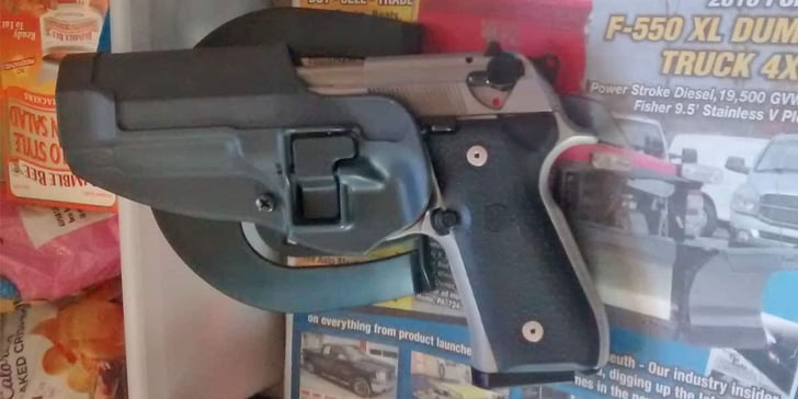 #DIGTHERIG – Gilbert and his Beretta 92FS in a Blackhawk Holster