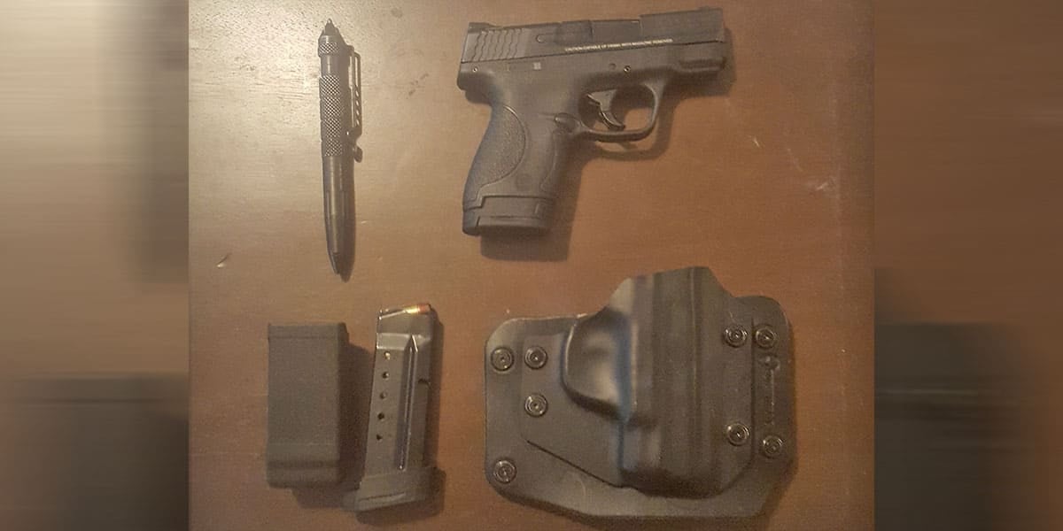 #DIGTHERIG – Debora and her Smith and Wesson M&P Shield 40 in an Alien Gear Holster
