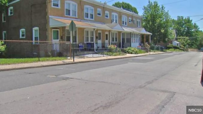 Robber With Knife Loses Against Armed Citizen With Gun