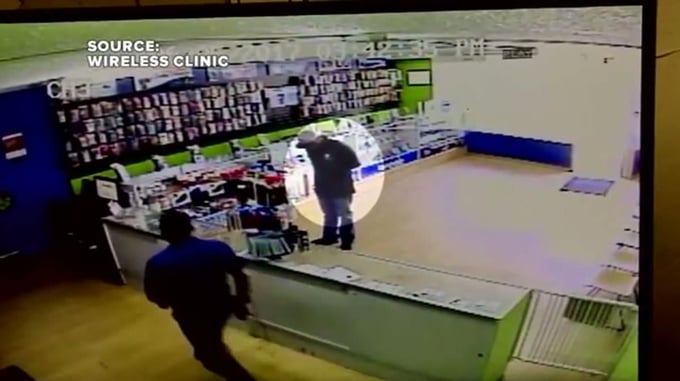 [VIDEO] Showdown Between Armed Clerk And Robber In Las Vegas, Armed Clerk Wins