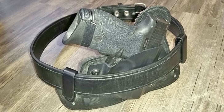 #DIGTHERIG – This Guy and his Smith & Wesson M&P Shield 9mm in an Alien Gear Holster