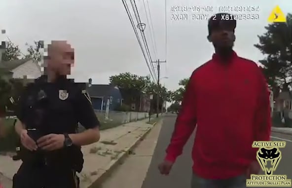 [WATCH] Officer Forced To Shoot Knife Attacker Who Comes Out Of Nowhere