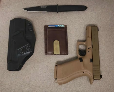 #DIGTHERIG – Brandon and his Glock 19X in a Clinger Holster