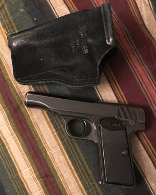 #DIGTHERIG – Beth and her Browning .380 in a Galco Holster