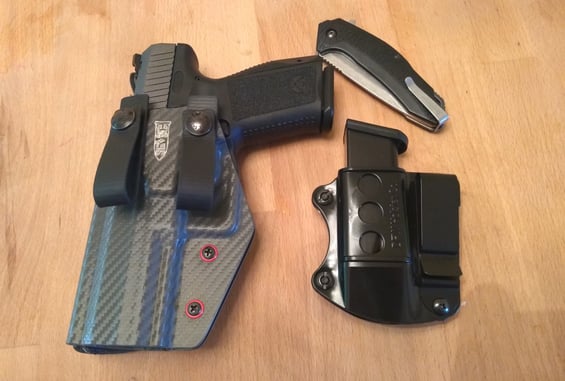 #DIGTHERIG – Michael and his Canik TP9SF Elite in a Smoky Mountain Concealment Holster