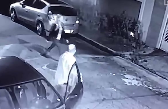 [VIDEO] Criminal Doesn’t Make It After Trying To Rob Off-Duty Policewoman
