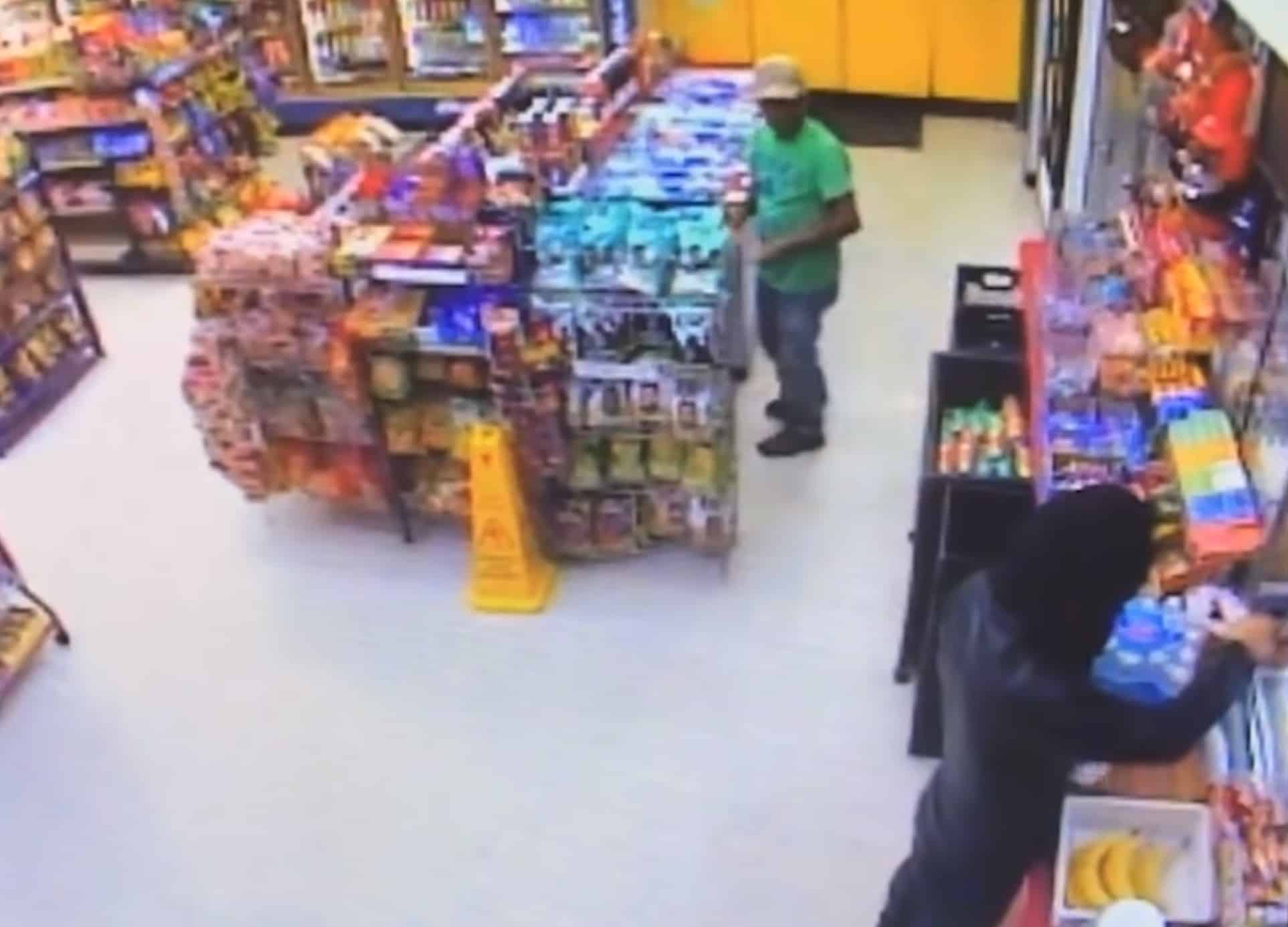 [VIDEO] Sloppy Presentation Of Firearm To Bad Guy Sees Concealed Carrier Shot And Killed