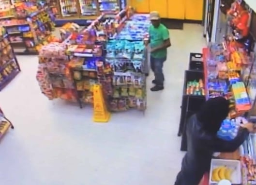[VIDEO] Sloppy Presentation Of Firearm To Bad Guy Sees Concealed Carrier Shot And Killed
