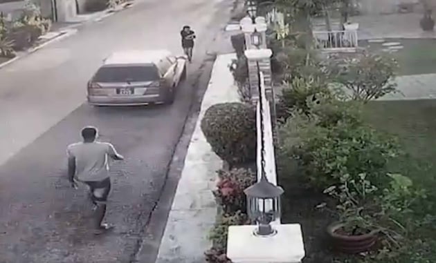 [VIDEO] Woman Is Not Easy Target For Purse Thief, And She Puts Up An Amazing Fight
