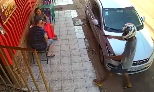 [VIDEO] Armed Criminal Is No Match For His Two Targets, Who Are Both Armed As Well