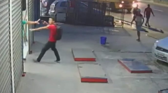 [VIDEO] Officer Doesn’t Win Against Three Armed Thugs