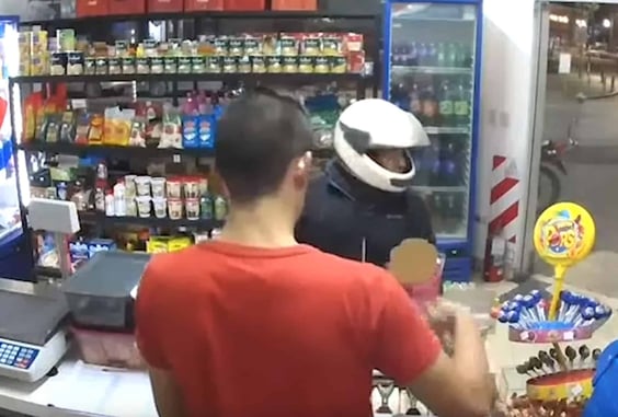 [VIDEO] Karma: Armed Robber Shoots Himself In The Leg, Later Dies At The Hospital