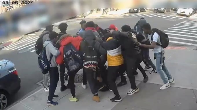 [VIDEO] Sickening Attack On 15-Year-Old Girl By Group Of Teens On The Streets Of NYC