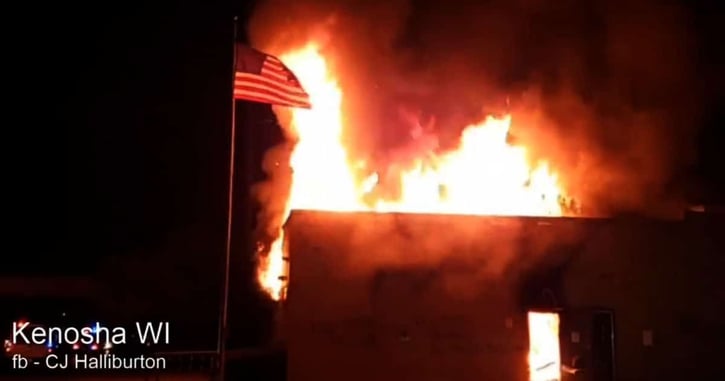[LIVE] Kenosha, Wisconsin Is On Fire Tonight And Residents Are On Edge; Armed Militia Seen Stopping Destruction