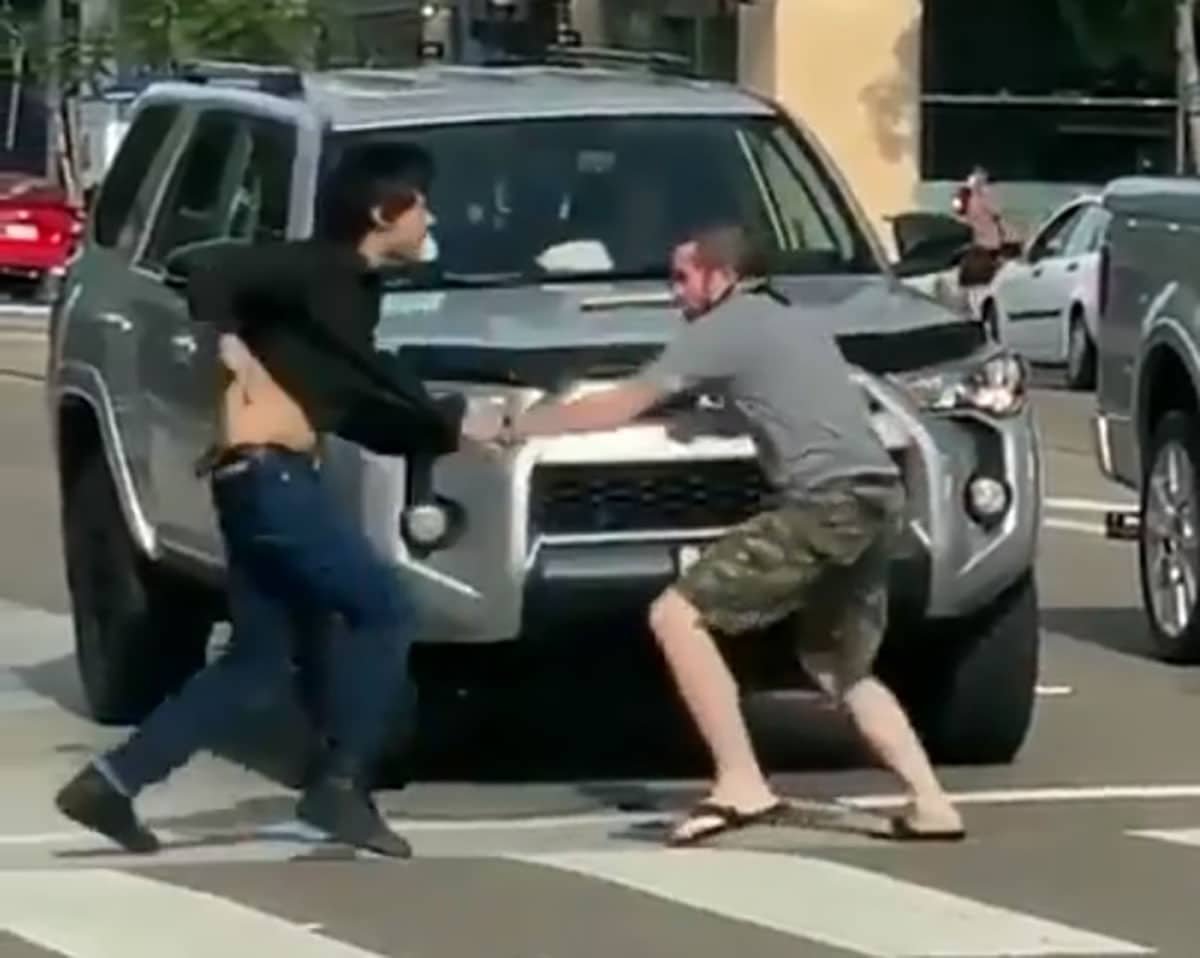 [VIDEO] Man Backed Up Into Car By Aggressor, Aggressor Knocked Out During Ensuing Fight