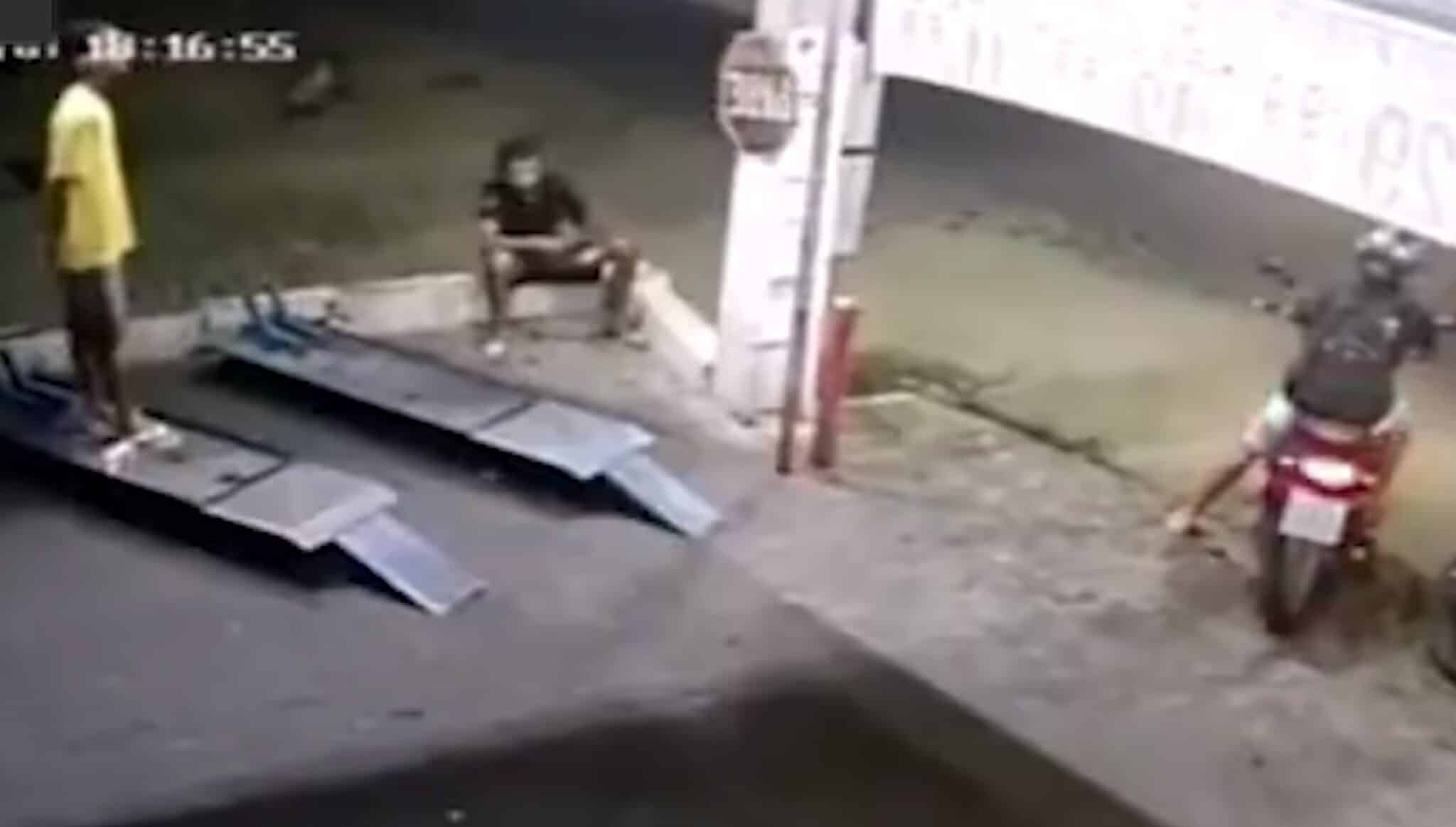This Attempted Murder Happens So Quickly, It’s Amazing The Guy Survived
