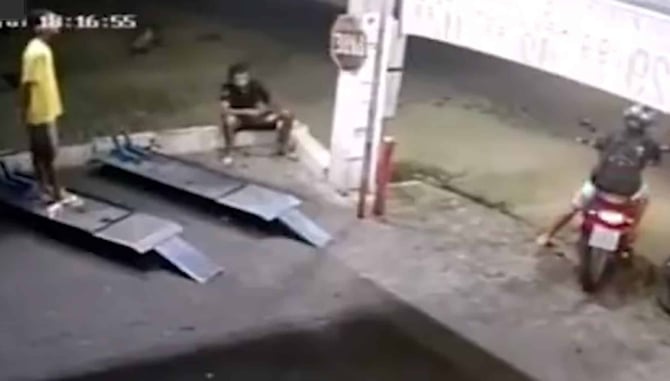 This Attempted Murder Happens So Quickly, It’s Amazing The Guy Survived