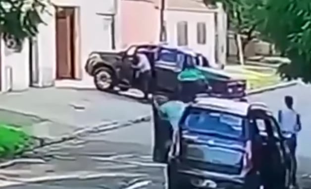 Armed Group Runs Up On Armed Man Who Isn’t Planning To Be A Victim