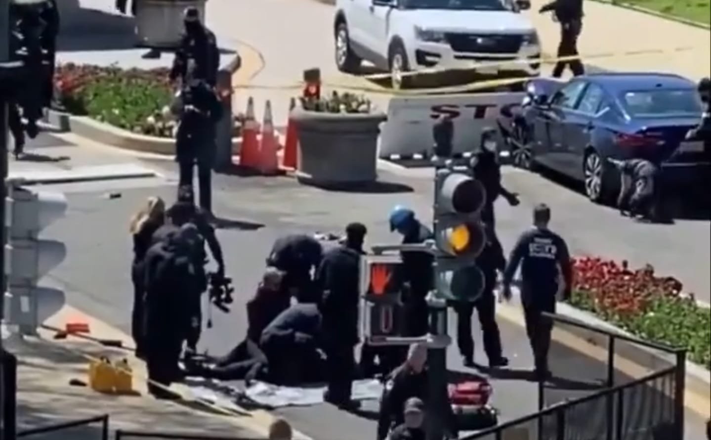 Man Drives Vehicle Into US Capitol Barricade, Exits Vehicle With Knife, 2 Dead 1 Injured