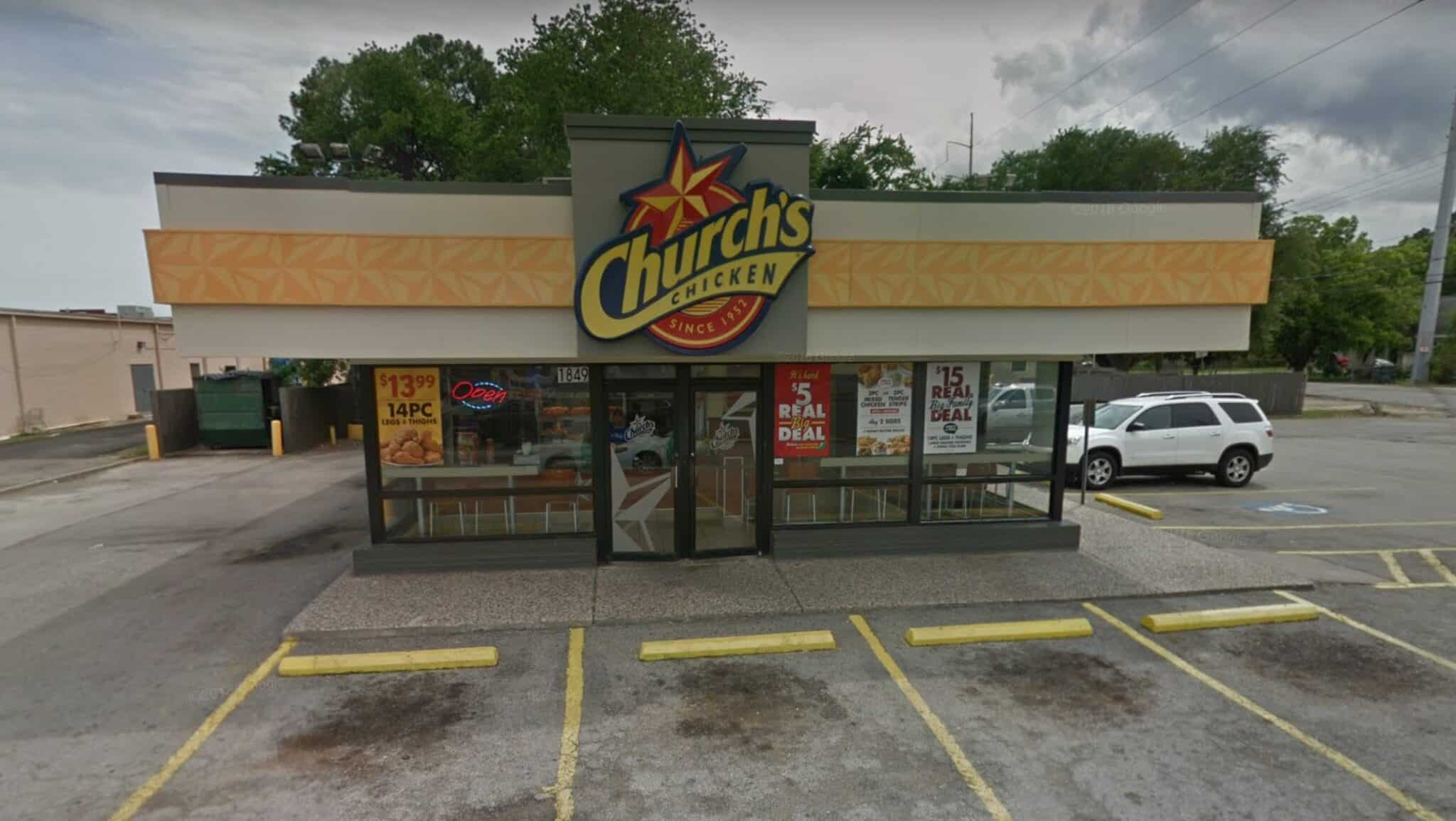 TEXAS: Armed Customer Shoots 2 Of 2 Armed Robbers At Fried Chicken Restaurant, 1 Dies And The Other Lives To Regret His Life Choices