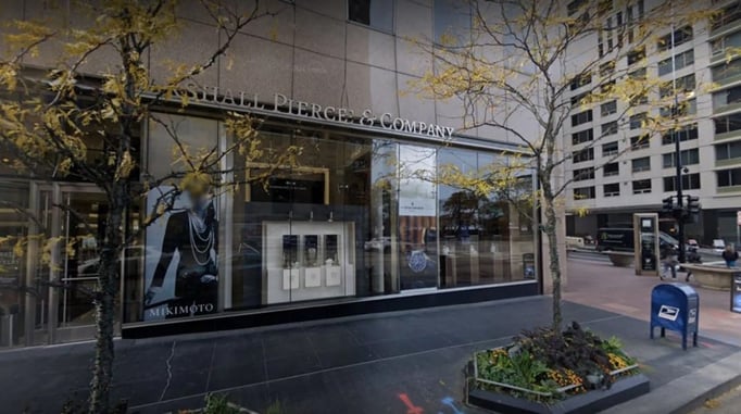 Armed Chicago Security Guard Stops Jewelry Store Robbery Smash-And-Grab Attempt