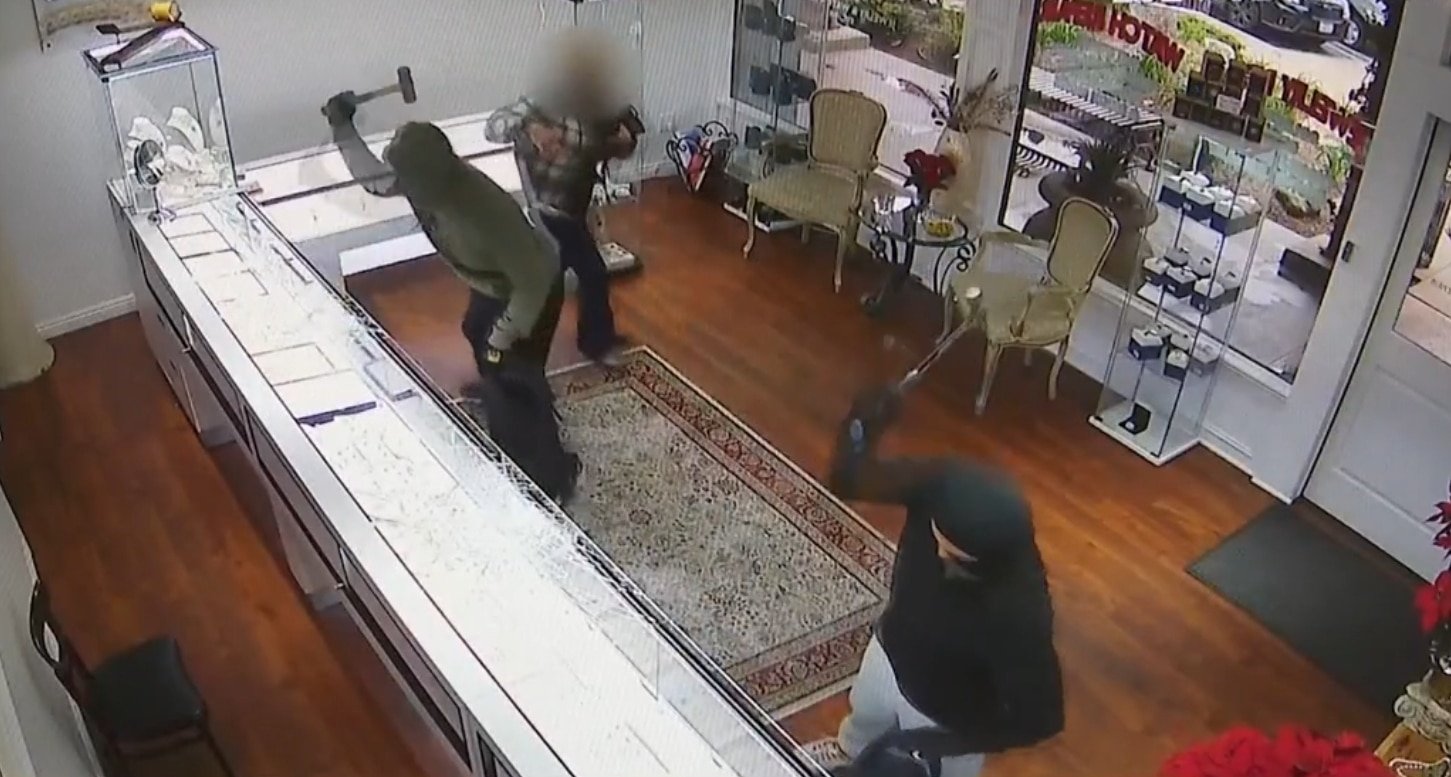Smash And Grab Robbers Run Away Screaming After Jewelry Store Owner Opens Fire