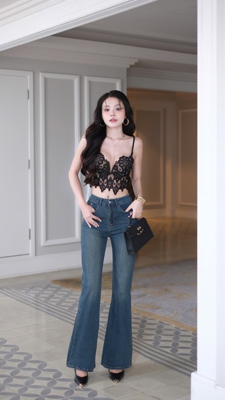 THAOBIBI Floral V-Neck Lace Camisole Top