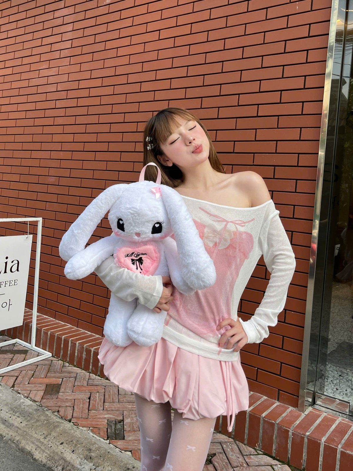 KILL SYSTEM Jennie Babe 白色兔子絨毛玩偶背包 粉色愛心刺繡設計